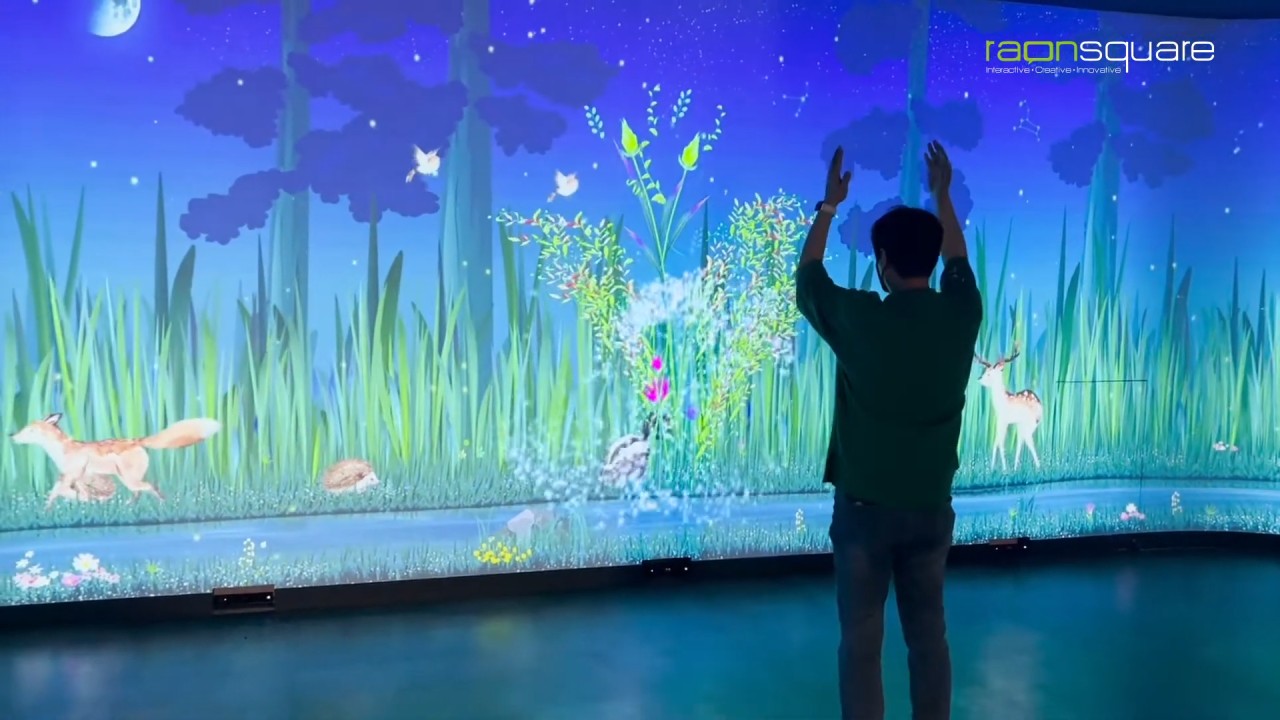 동작 인식 센서를 통해 체험자가 서있는 위치를 기반으로 꽃과 나무가 자라나는 모션 효과 연출