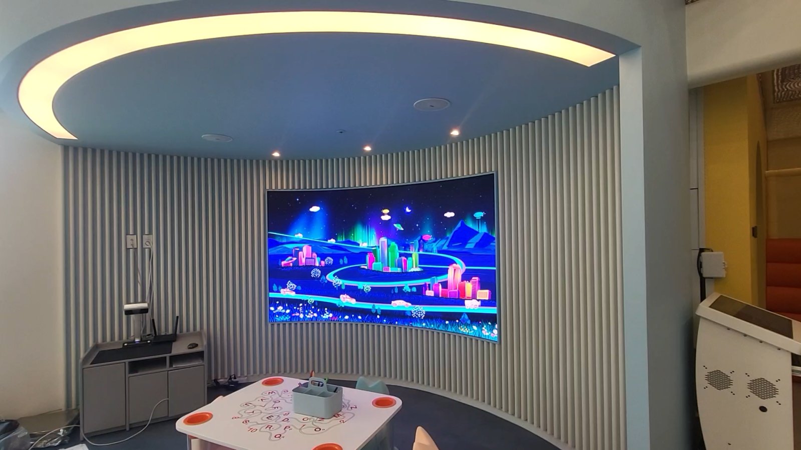 LG 에너지솔루션 어린이집 Sketch POP은 W2,400×H1,350mm, 2.5 Pitch LED 미디어월(해상도 960×540px)에서, 직접 색칠한 도안을 스캐너로 인식 후 미디어월에 전송하는 콘텐츠입니다.