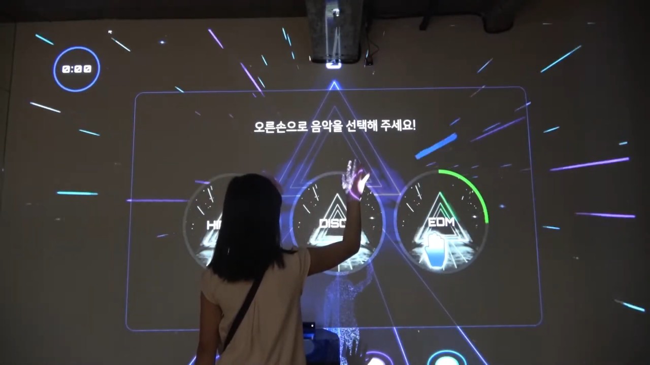 오른손을 센싱하여 체험자가 선택한 음악을 인식