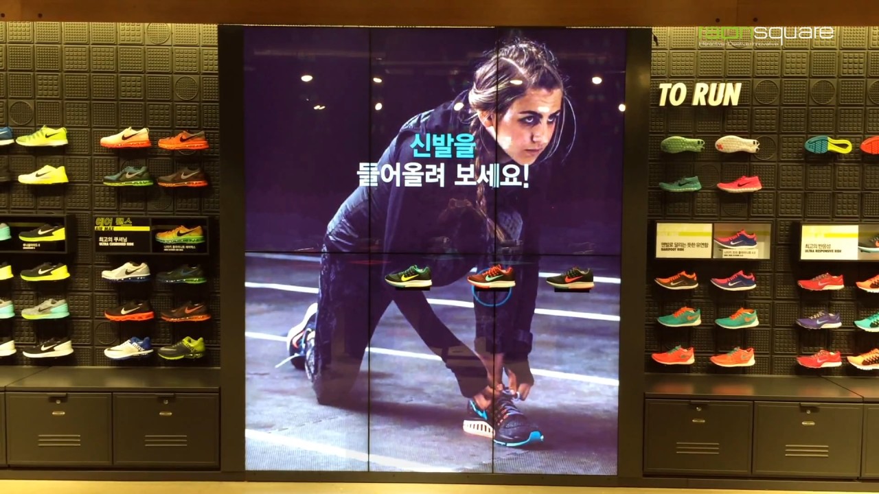홍보 영상이 재생되는 대기 모드의 미디어 월
