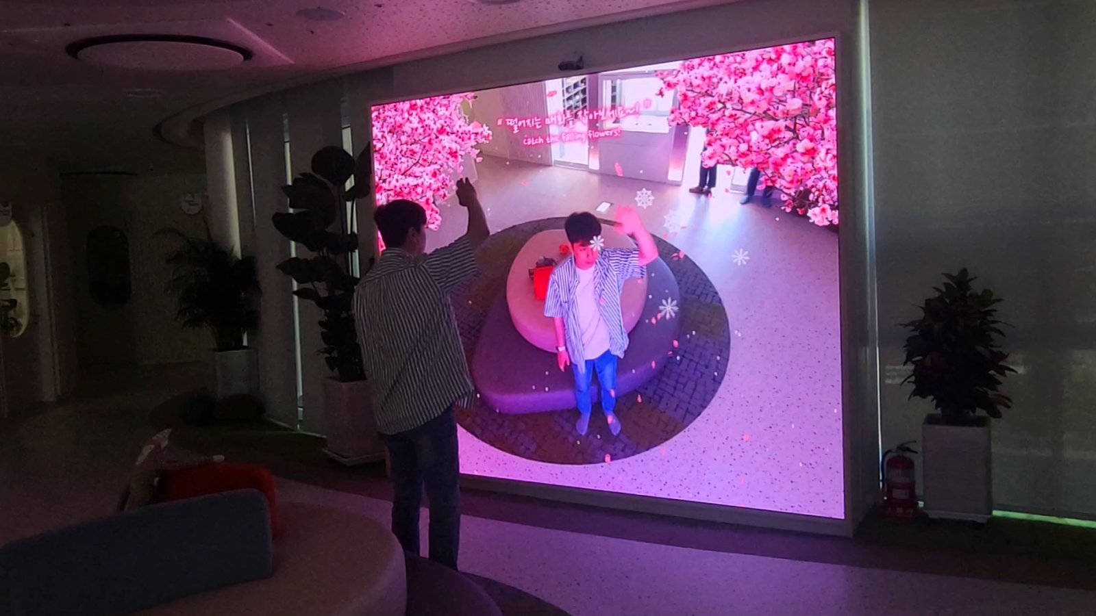 LG 에너지솔루션 어린이집 동작인식 AR(꽃잎 터치)은 Kinect Azure로 아이들의 움직임을 인식해 LED월(1200×945px / 3,000×2,362mm / 2.5 Pitch) 화면 속 계절별 꽃잎을 터치하는 인터랙티브 콘텐츠입니다.