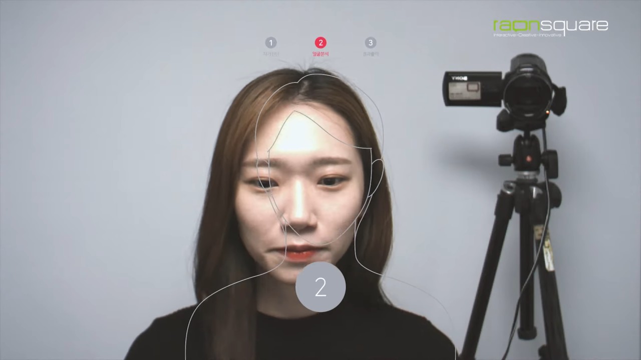 사진을 촬영하여 Before 이미지와 추천 화장법이 입혀진 After 이미지도 제공