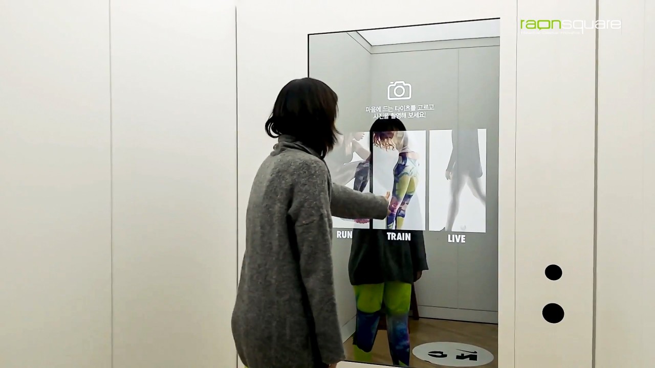 고객이 시착한 나이키 타이즈를 미러 디스플레이에서 터치하여 선택