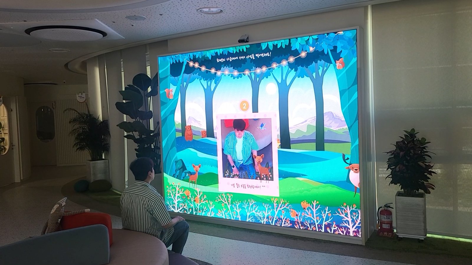 LG 에너지솔루션 어린이집 Photo Gallery(포토 액자)는 Kinect Azure로 아이들을 인식해 LED월 화면 속 포토 액자에 촬영 결과를 담아내는 인터랙티브 콘텐츠입니다.