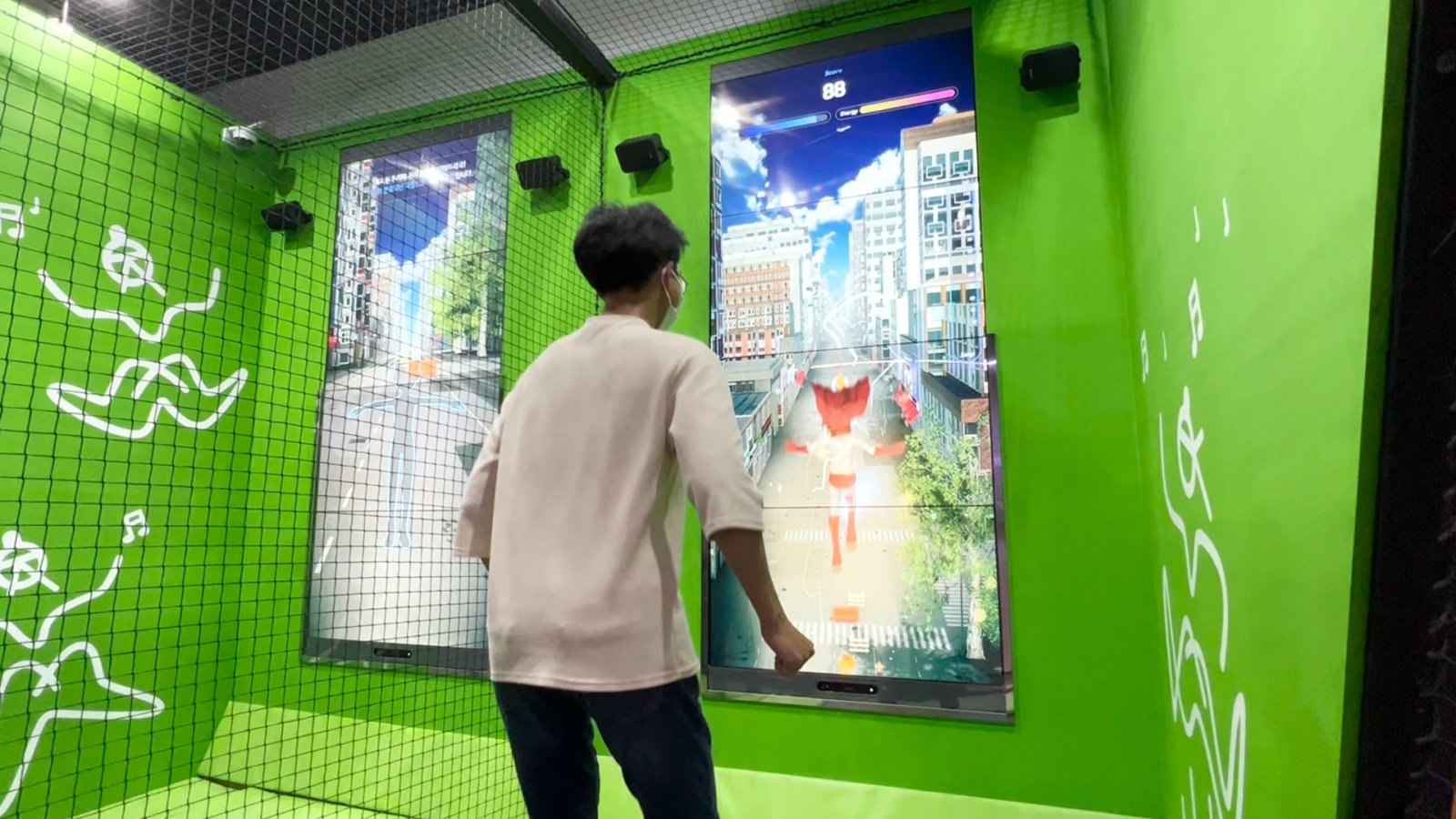 충북 화담스포츠센터 디지털 트램폴린 'High Jumping'은 Kinect 센서와 55인치 1x4 멀티비전(4K), Tag 리더기가 결합된 태깅 키오스크를 연동해, 트램폴린 위에서의 점프 높이·타이밍·팔 동작을 인식해 게임 신호로 변환하고 태그로 개인 기록을 관리하는 동작인식형 체험콘텐츠 사례입니다.