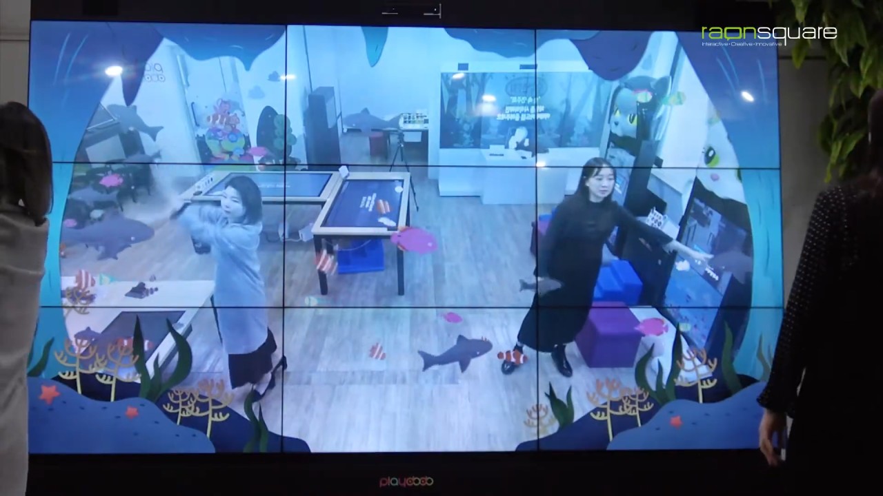 미디어 월에 나타난 물고기들을 손으로 잡아보는 콘텐츠