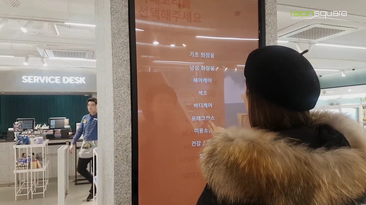 벽면에 매립되어 카테고리 별 선택을 통해 제품의 정보와 위치를 제공하는 미디어 월