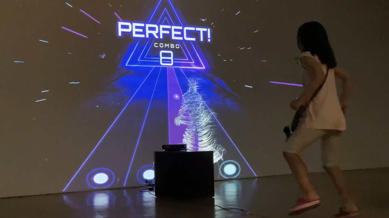 플레이두두 '리듬 모션게임'은 키넥트 센서와 빔프로젝터를 결합해, 음악에 맞춰 몸을 움직여 화면에 떨어지는 공을 터치하는 동작인식 리듬 게임 사례입니다.