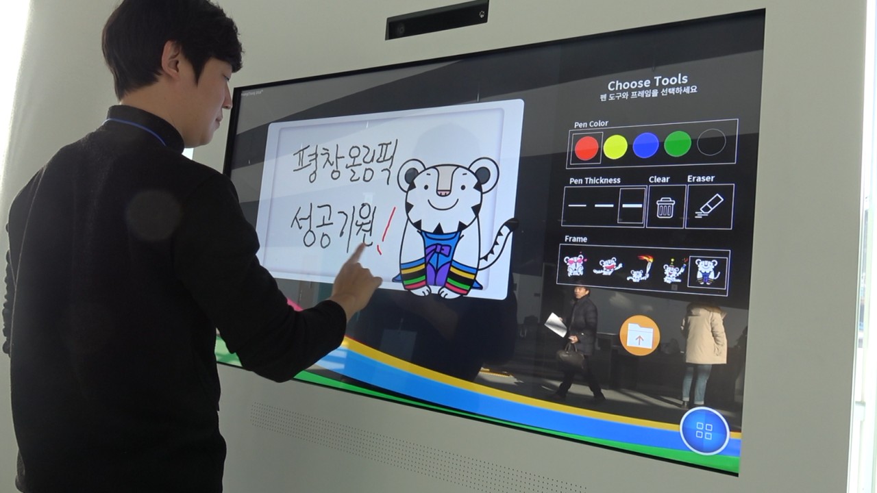 다양한 센서가 결합된 키오스크는 응원 메시지 남기기, 기념 사진 촬영 등 1인 체험에 적합