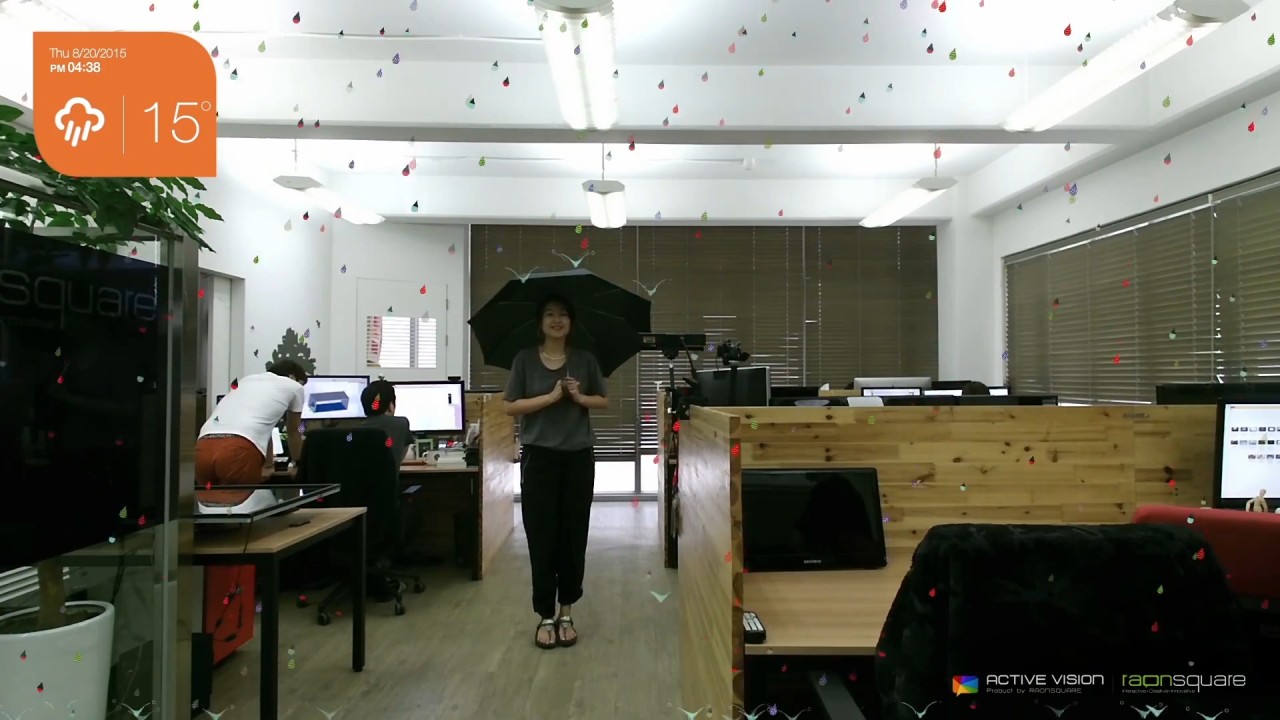 우산을 쓰거나 몸의 형태가 인식되면 떨어지는 빗물이 형체에 닿아 튀는 콘텐츠