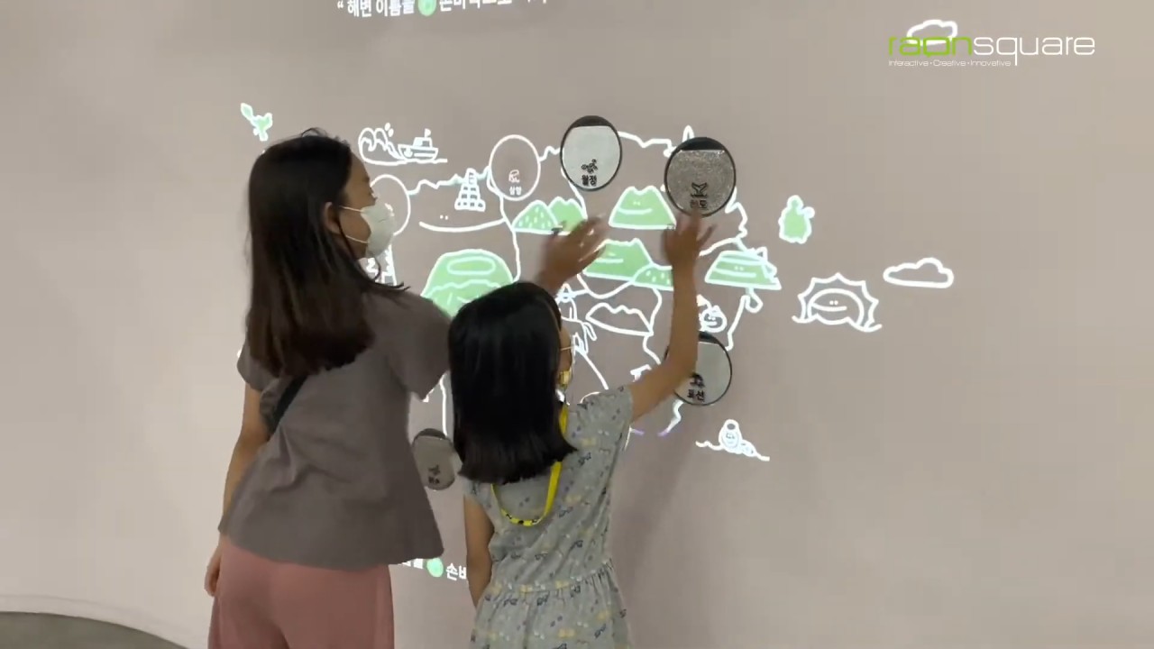 제주 해변을 선택하면 터치 센서가 작동하여 바다와 모래에 대한 정보를 제공하여 차이점을 학습