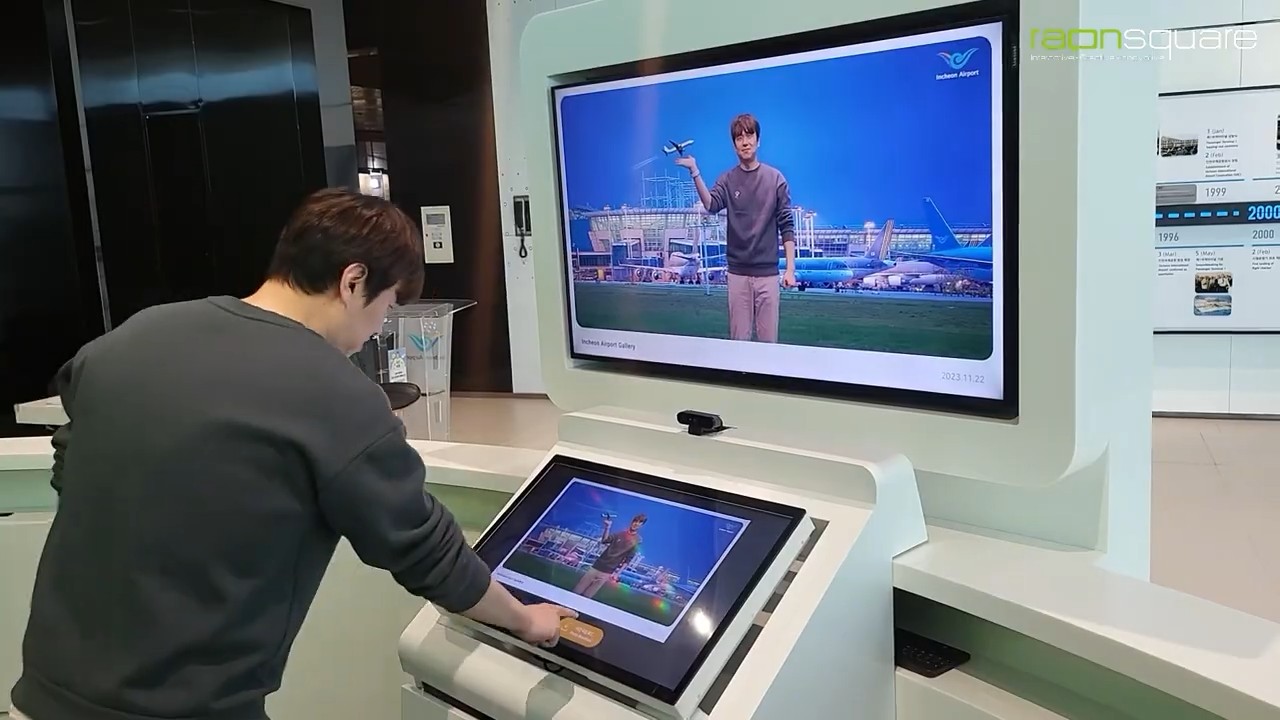AR 기술로 선택한 배경에 실시간 크로마키가 적용된 이미지를 촬영