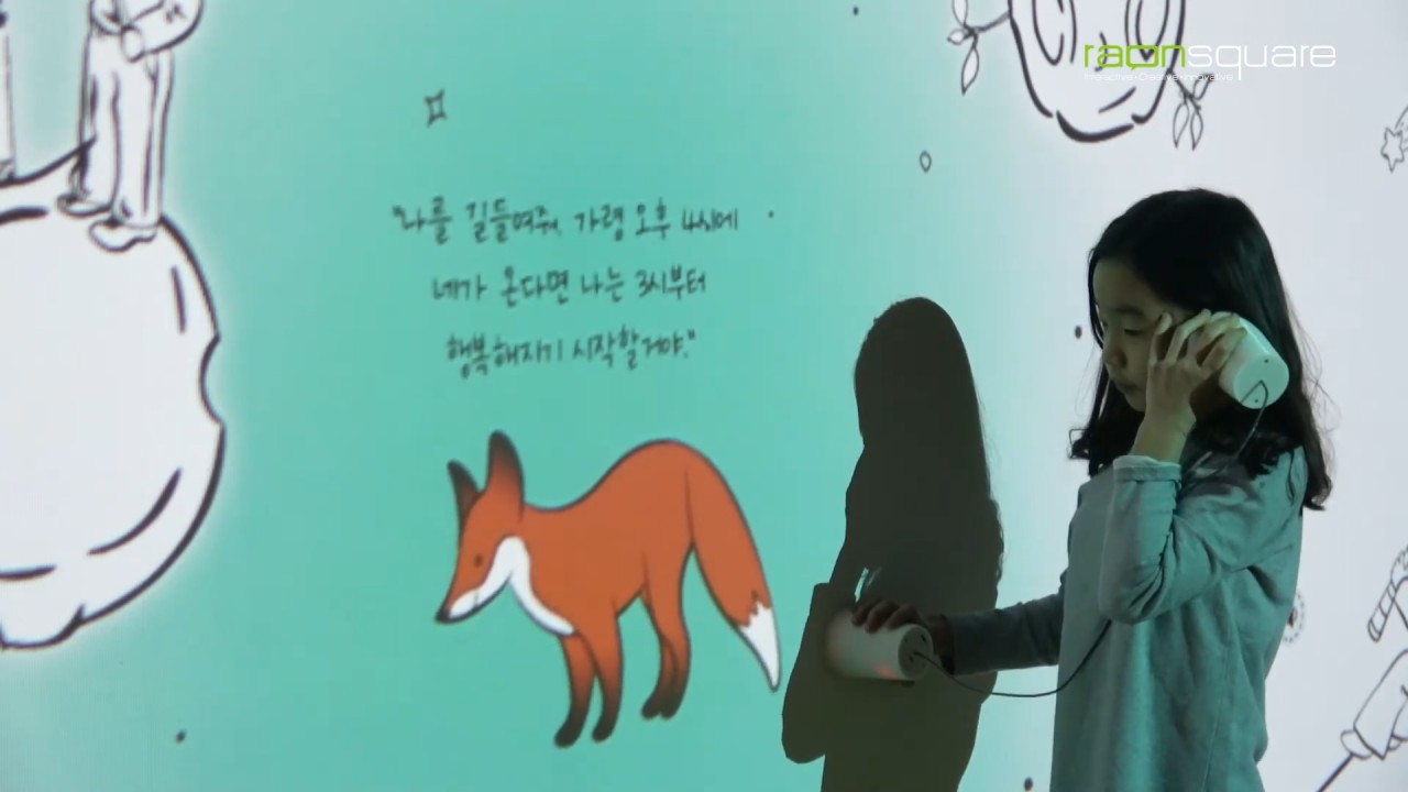 RFID 스팟에 스마트컵을 태깅하면 반대쪽 컵에서 해당 구간의 스토리 나레이션 재생 및 모션 효과 연출