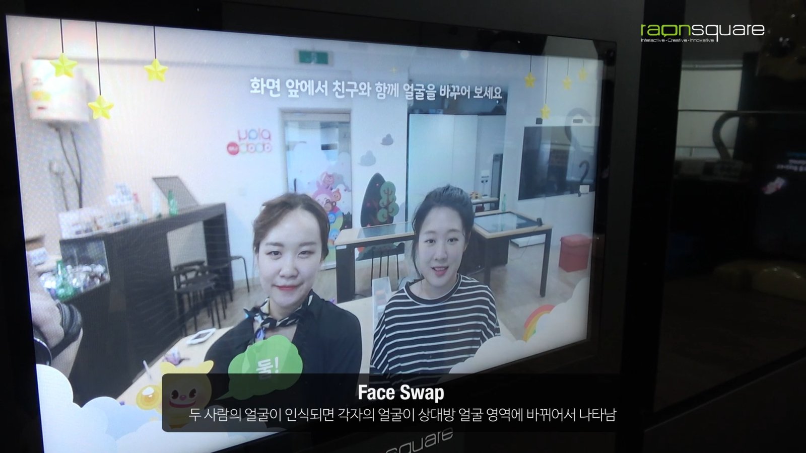 플레이두두 어린이 '페이스 스왑'은 46인치 키오스크에 키넥트 센서와 프린터를 결합해, 얼굴인식 기술로 실시간 얼굴 교체를 구현하고 반응 속도를 우선한 제작 사례입니다.