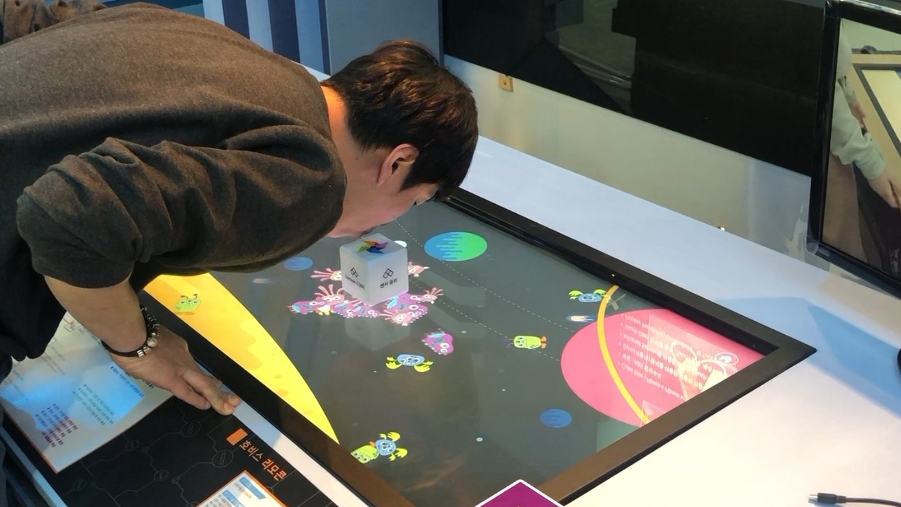 큐브에 바람을 불면 랜덤한 캐릭터 패턴이 바람에 날리듯 애니매이션 되는 센서 큐